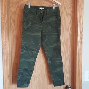 LOFT 6P camo print twill ankle pant
